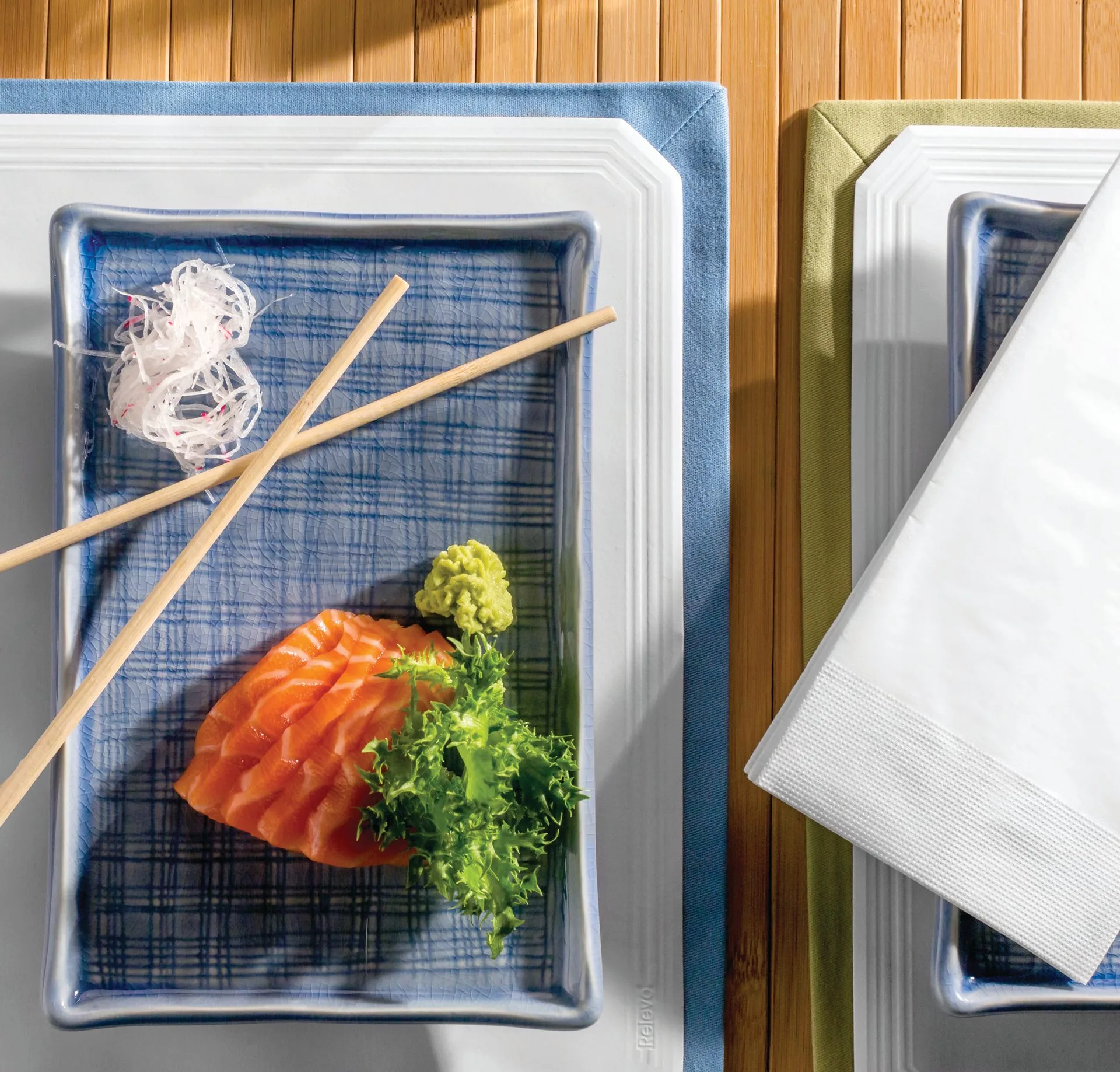 Jogo americano de papel Card Line na mesa de sushi, com guardanapo dobrado