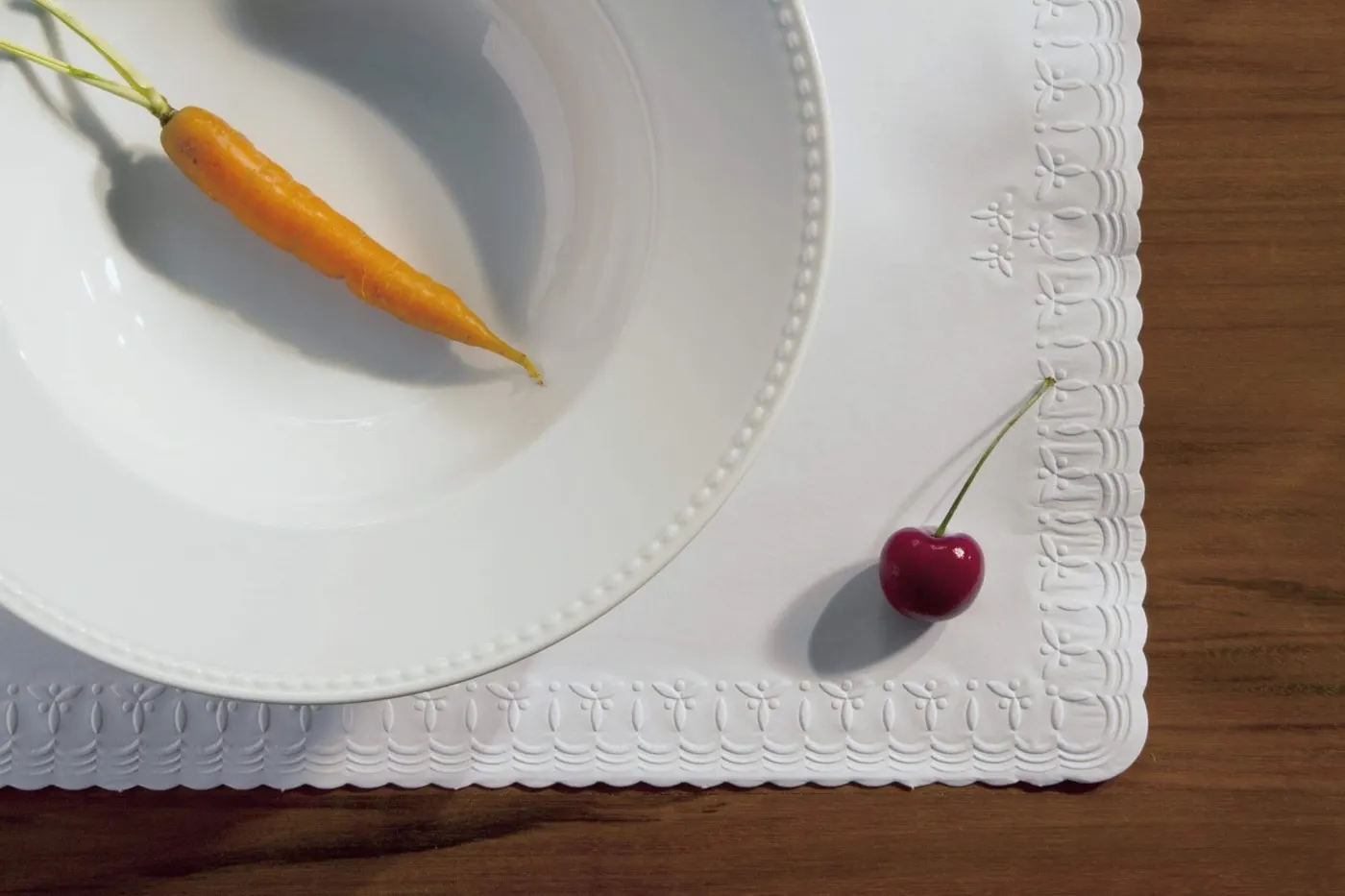 O jogo americano de papel da Relevo pode ser usado sobre a toalha ou diretamente sobre a mesa. Mais do que prático, o item também é capaz de dar um toque especial na decoração da sua mesa de almoço de domingo.