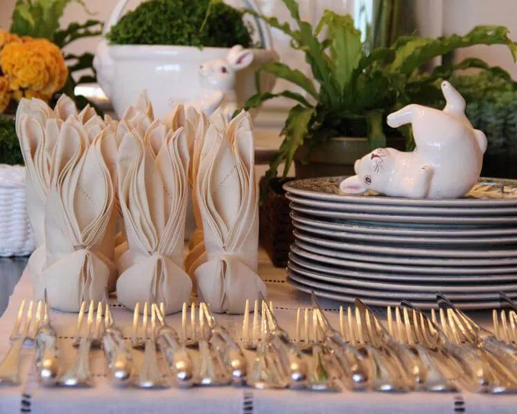 Se sua recepção para o almoço de Páscoa terá um número de pessoas maior, organizar a mesa em estilo buffet é uma excelente ideia.