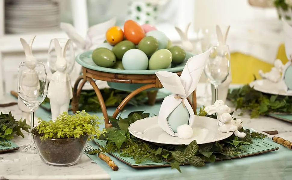 Transformar o guardanapo de papel em orelhas de coelho é uma maneira simples, mas linda, de decorar a mesa para o almoço de páscoa.
