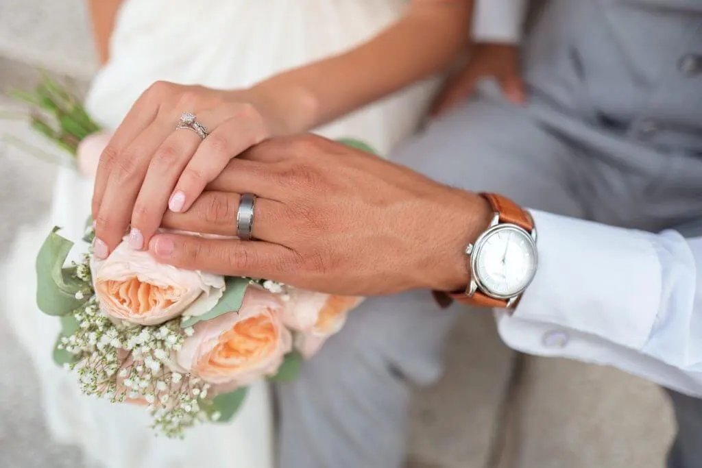 Os convidados para os festejos de sua bodas de prata devem ser pessoas da família e amigos de sua convivência.