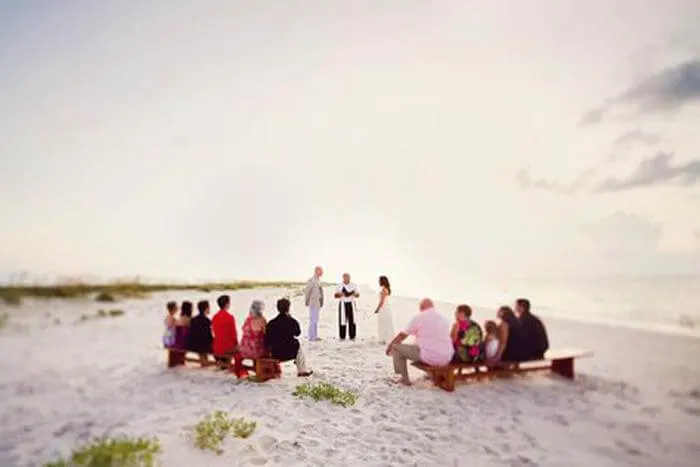 Vocês, familiares próximos e o mar. O local da festa de bodas de prata pode ser ao ar livre ou em um salão, pode ter uma decoração mais elaborada ou muito simples. O que vale mesmo é celebrar o tempo de união com personalidade!