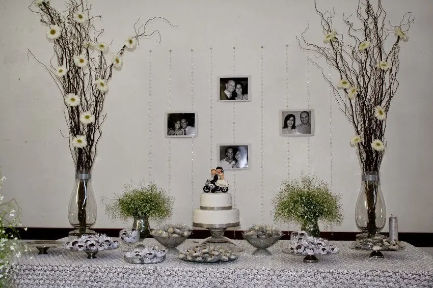 Mesmo com pouco elementos, é possível organizar uma decoração de bodas de prata linda e que expressa a personalidade do casal.
