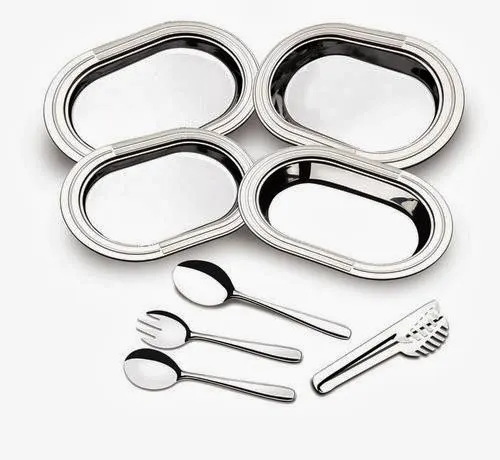 As travessas e utensílios de inox ajudam a compor uma bela decoração de mesa