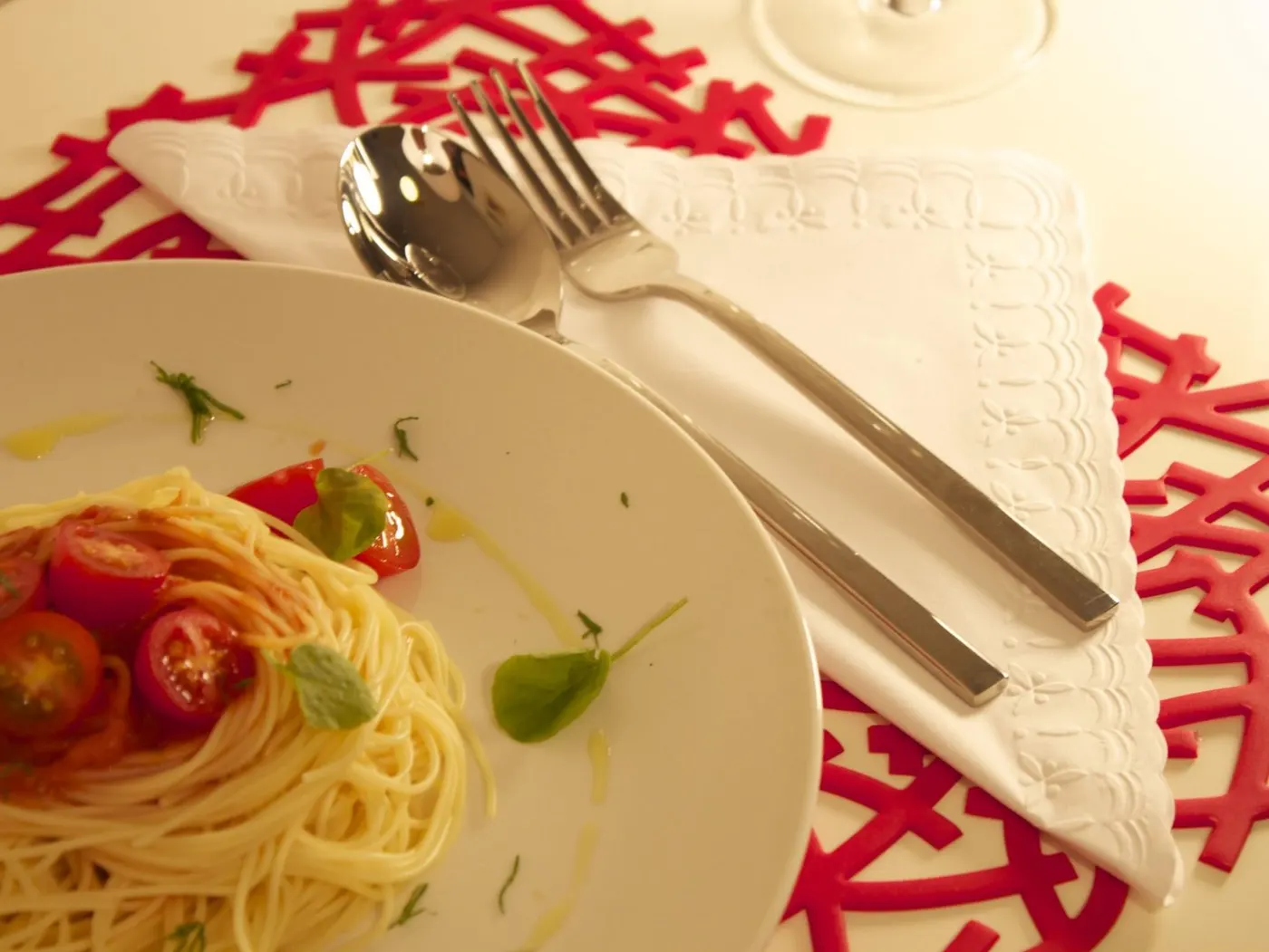 Aprenda como arrumar uma mesa de almoço perfeita