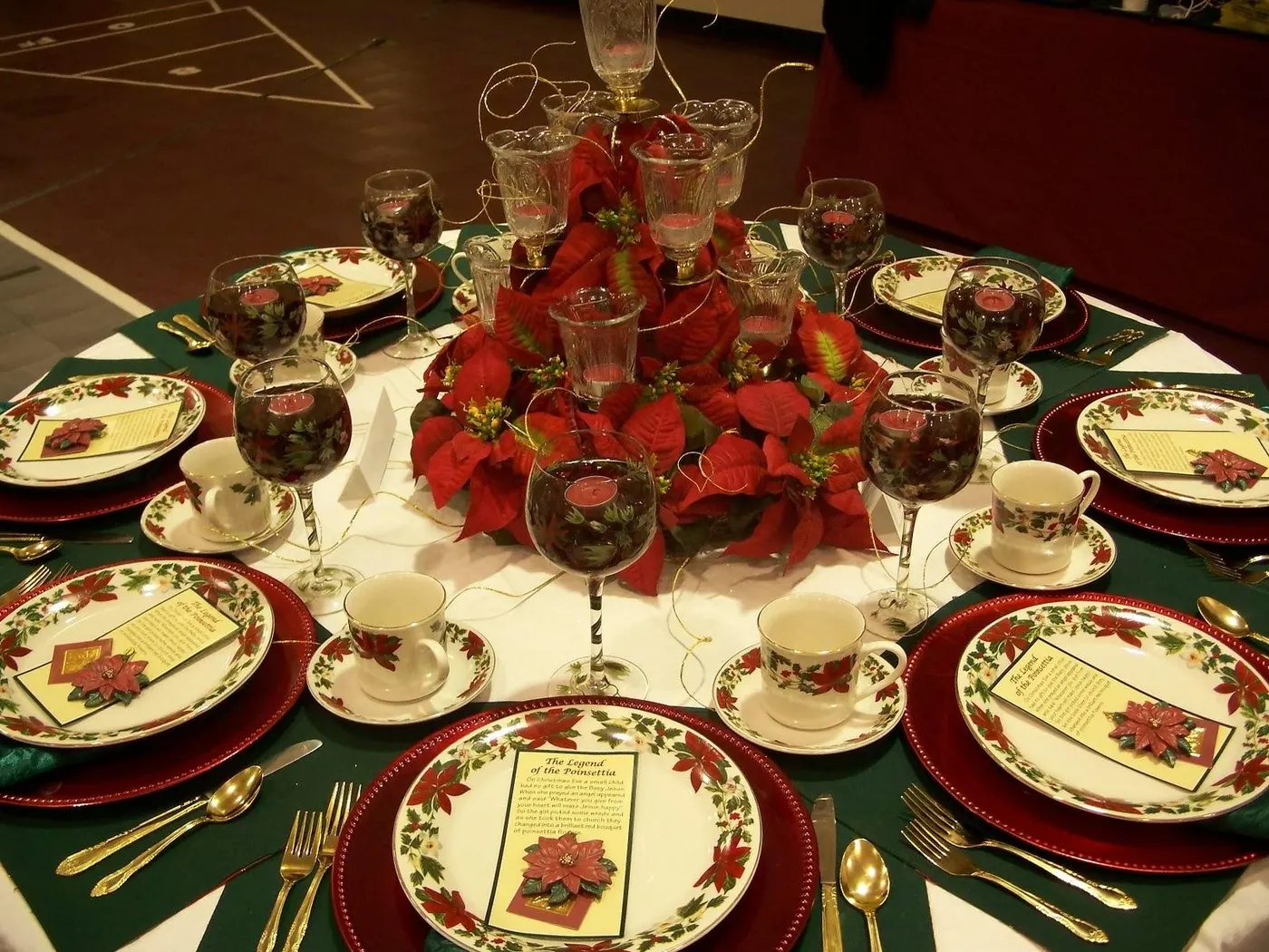 Escolher os pratos combinando com as cores da decoração da mesa é o ponto chave da decoração