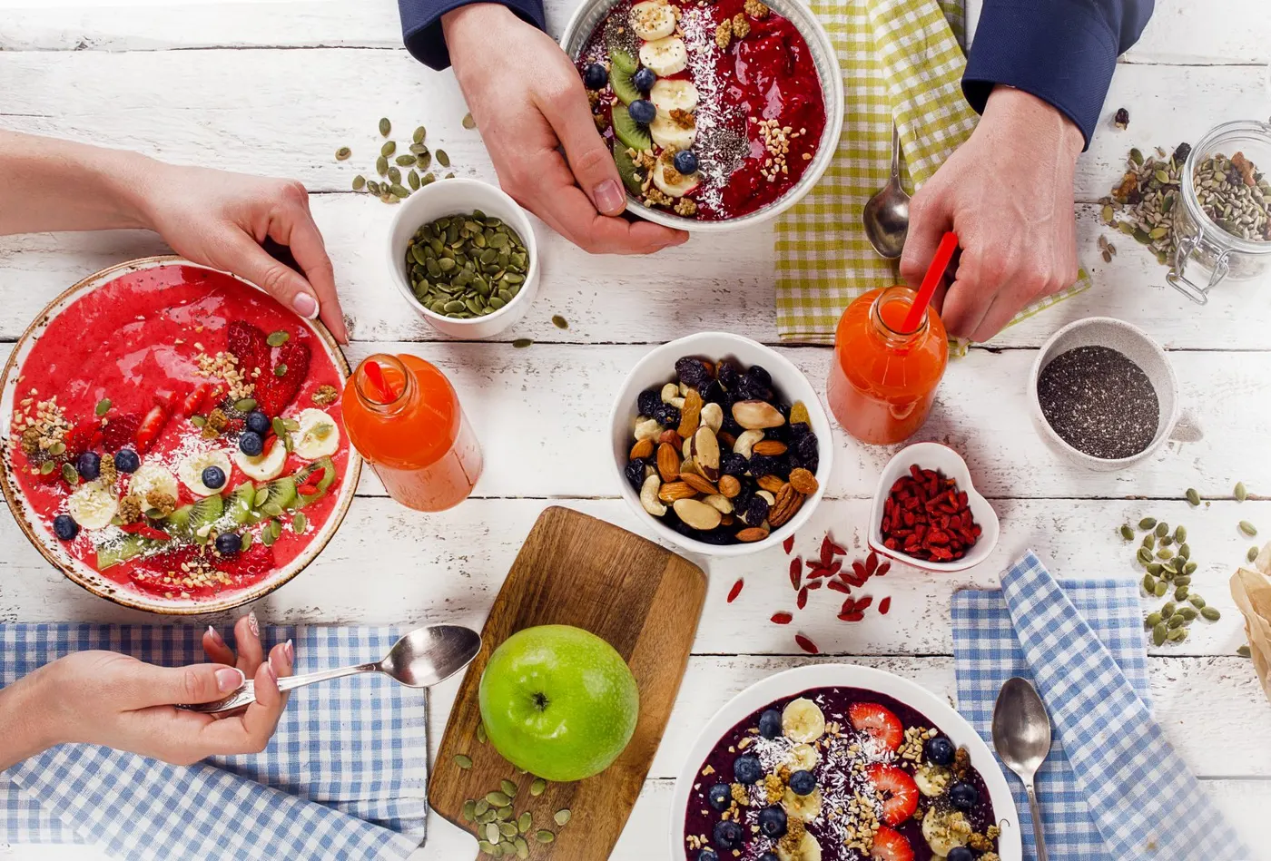Frutas, grãos integrais e sucos frescos são ótimos para um café da manhã saudável.