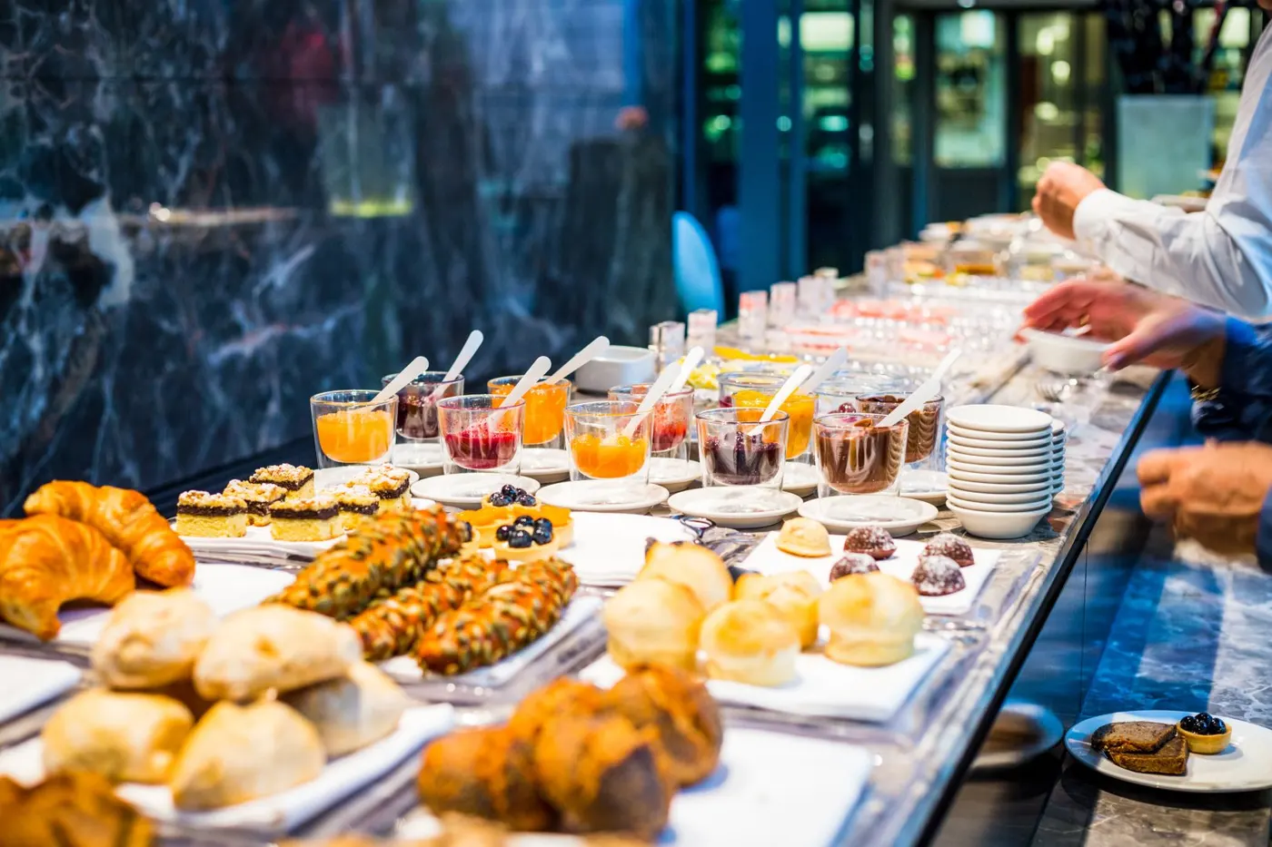 No estilo bufê, o café da manhã de casamento está super em alta.