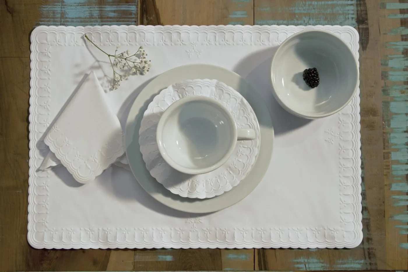 Independente do estilo da mesa de café da manhã que você planeja, tudo fica mais convidativo com guardanapos, jogos americanos e descanso de xícara da Relevo.
