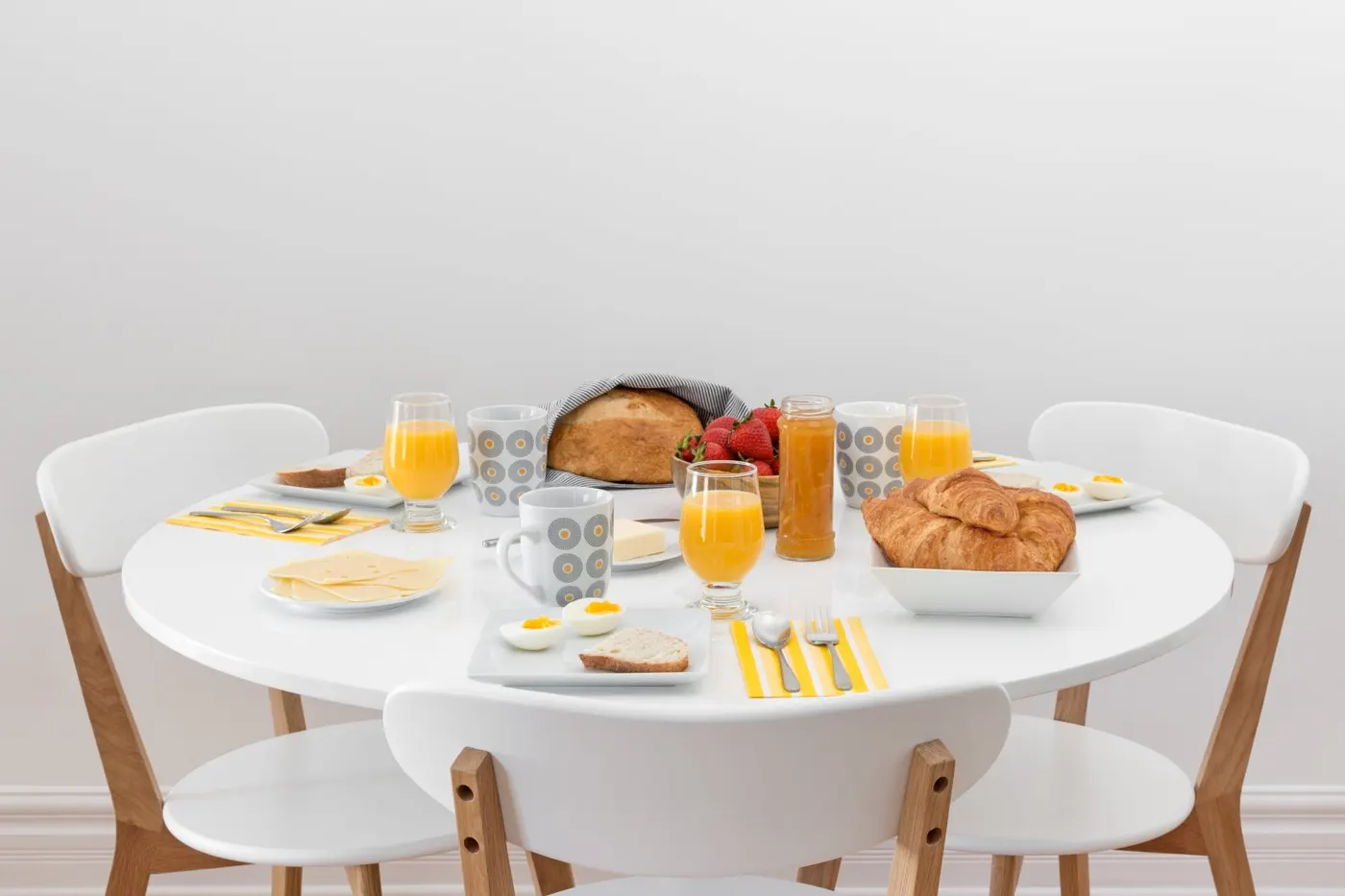 Uma mesa de café da manhã simples requer apenas um pouco de organização para ficar bonita e convidativa.
