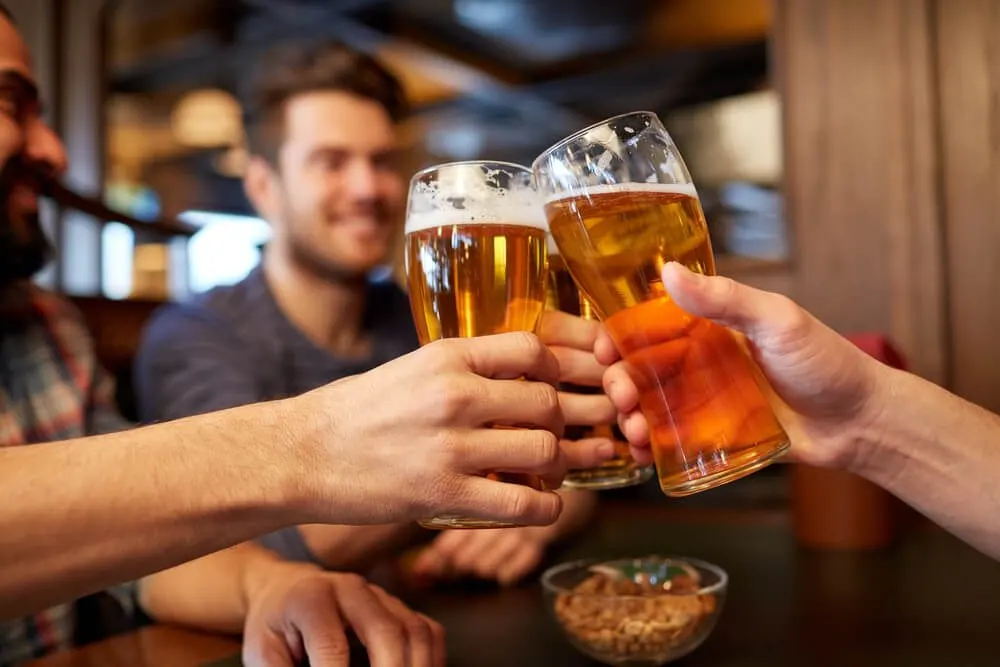Como atrair clientes para um bar