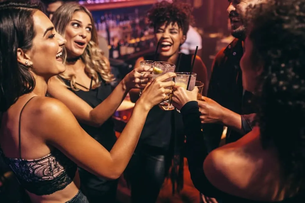 Como atrair clientes para um bar