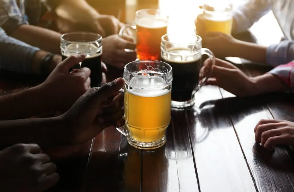Como atrair clientes para um bar