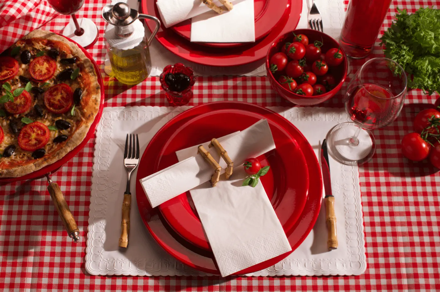 O uso de um jogo americano é uma maneira bem prática de destacar a decoração da mesa do seu restaurante e valorizar a louça e outros detalhes.