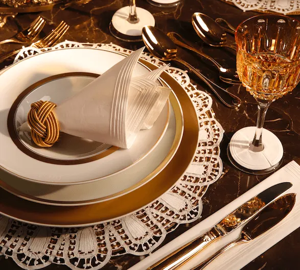 A personalização e o uso de presilha e anéis incrementam ainda mais o guardanapo de papel e dão um toque absolutamente exclusivo à mesa do seu restaurante.