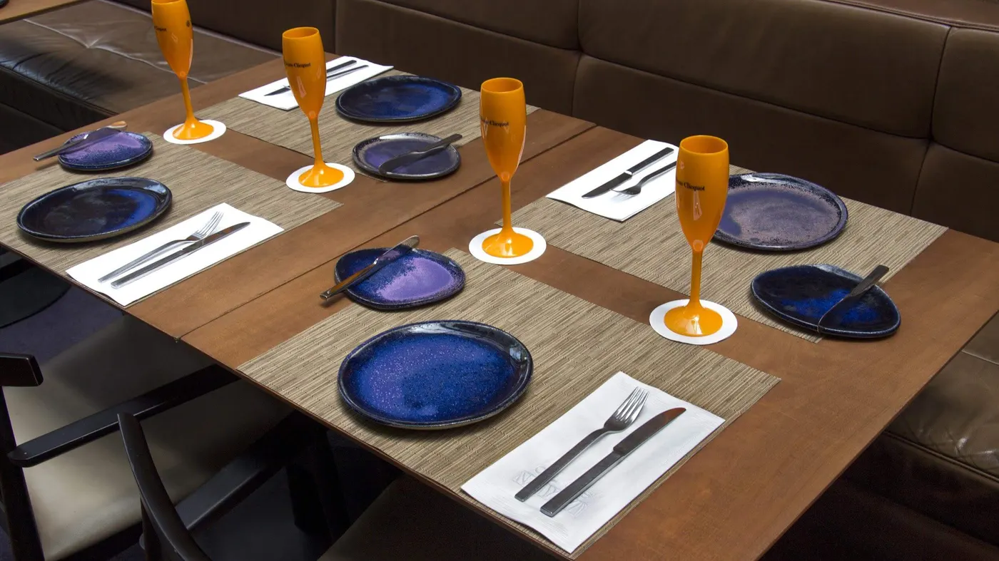 A maneira como decorar mesa de restaurante pode ser o grande diferencial para o seu negócio. O primeiro passo é pensar qual a identidade do seu local e o que você quer passar para os seus clientes.