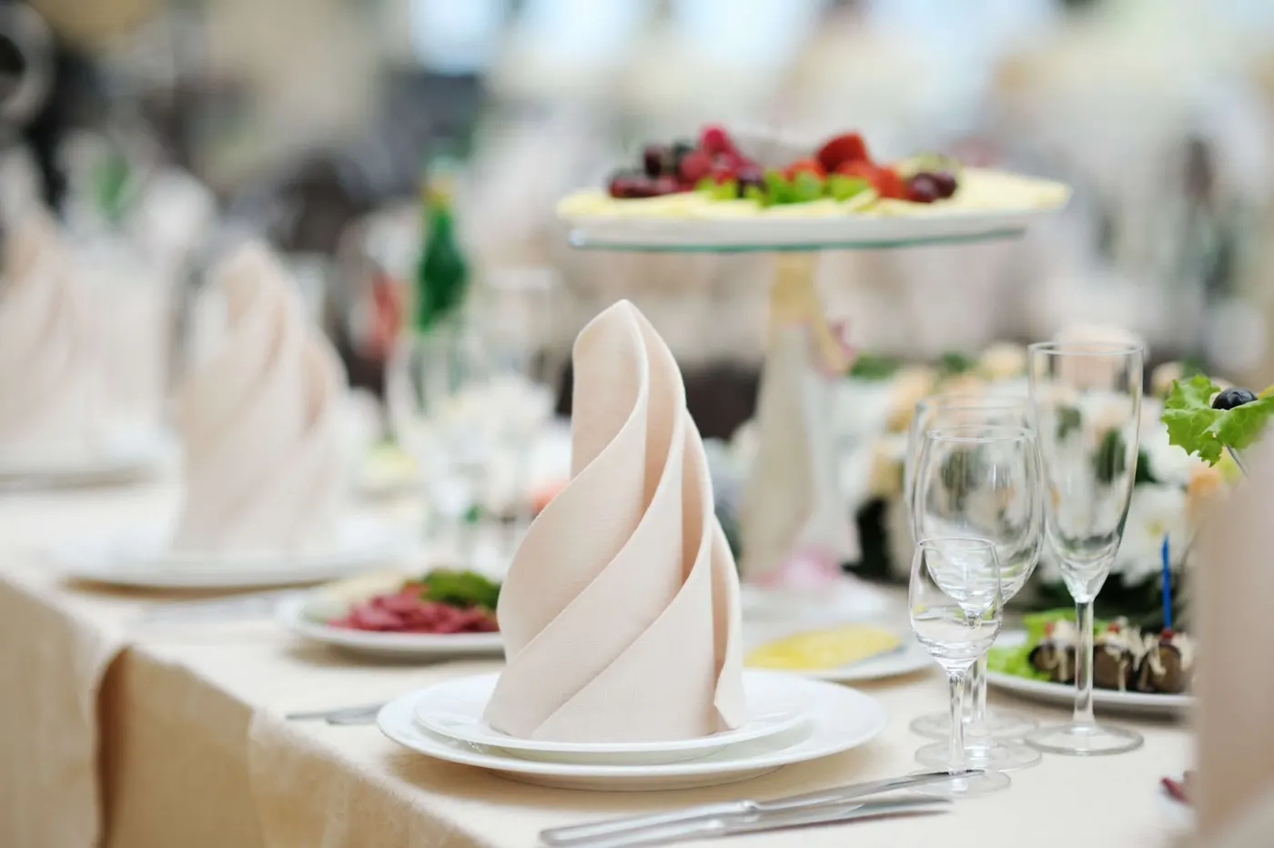O guardanapo ajuda a decorar a mesa do seu casamento.