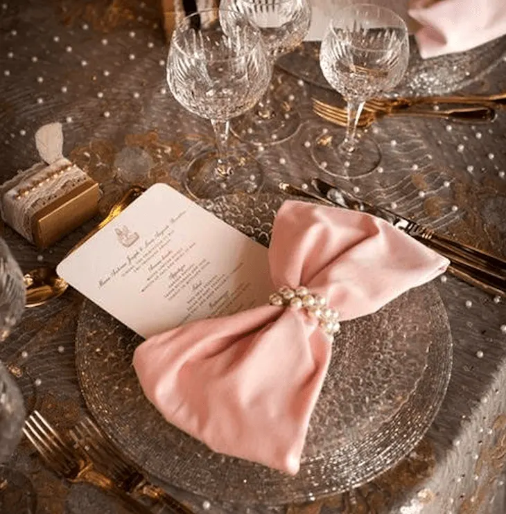 A decoração mais detalhada dada para uma festa de casamento, pede que as dobras de guardanapos sejam mais discretas, porém não menos elaboradas