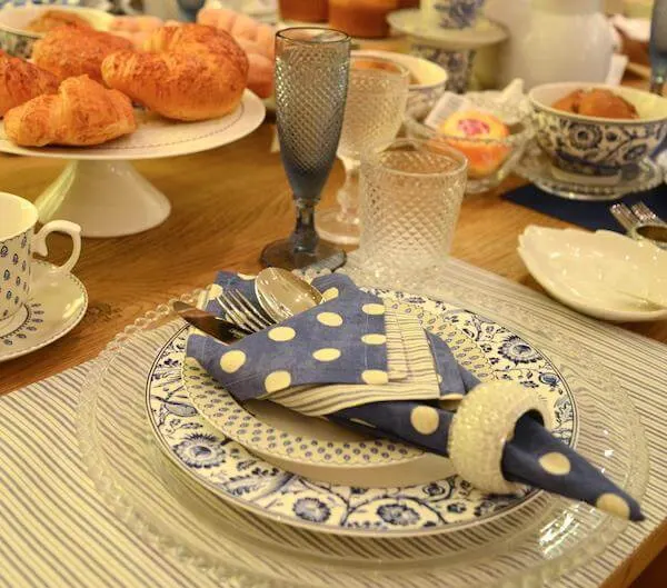 Utilizar o guardanapo para compor uma apresentação diferenciada à mesa é uma maneira bem fácil para impressionar seus convidados.