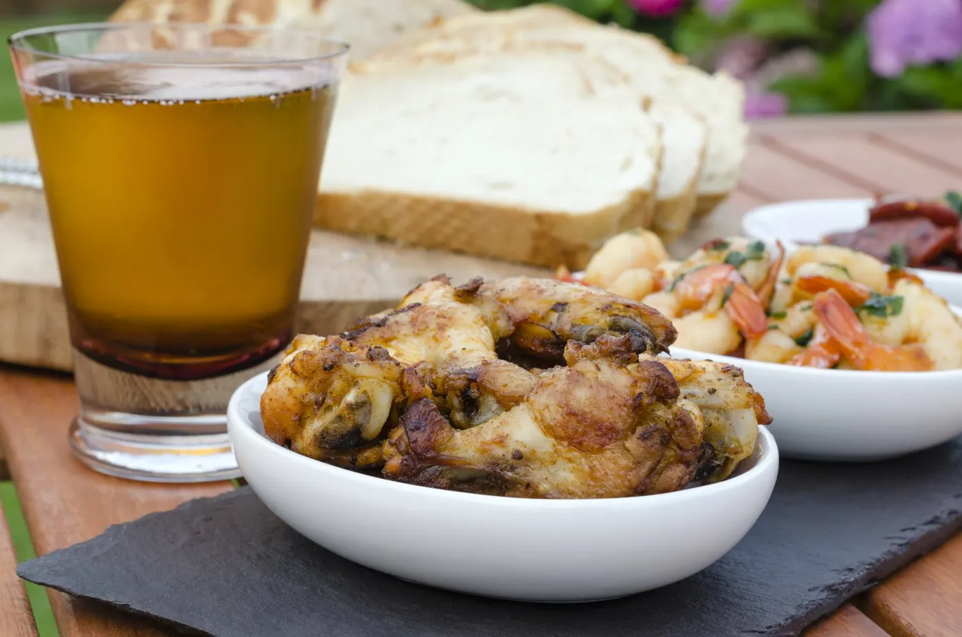 Não é preciso uma decoração muito elaborada para o seu happy hour. Uma mesa bem organizada e bem posta já faz este papel com excelenência!