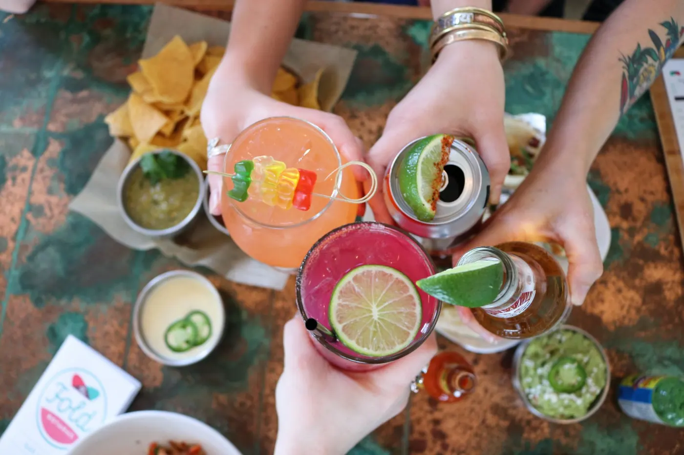 A tradição norte-americana do happy hour conquista cada vez mais adeptos no Brasil. Você não vai ficar de fora desta 'folia', vai?