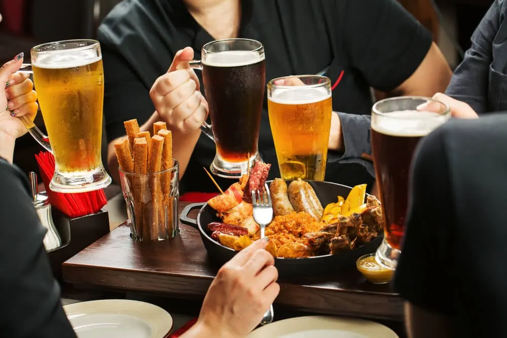 As toalhas de bandeja da Relevo deixam o serviço mais organizado e bonito no salão do seu restaurante.