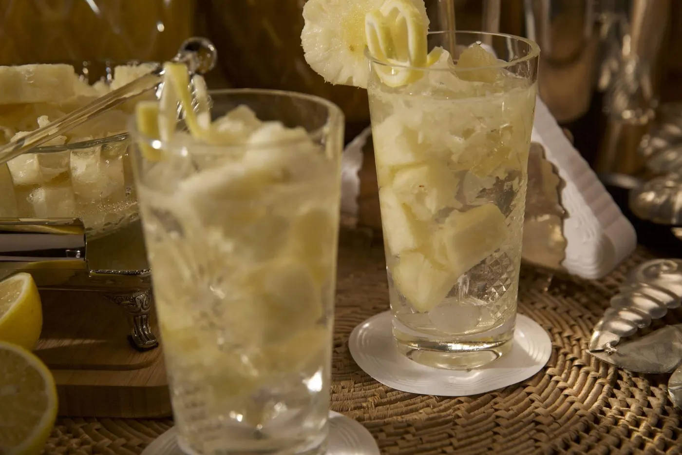 Bonitos, os descansos de copos da Relevo também são práticos na mesa do seu restaurante.