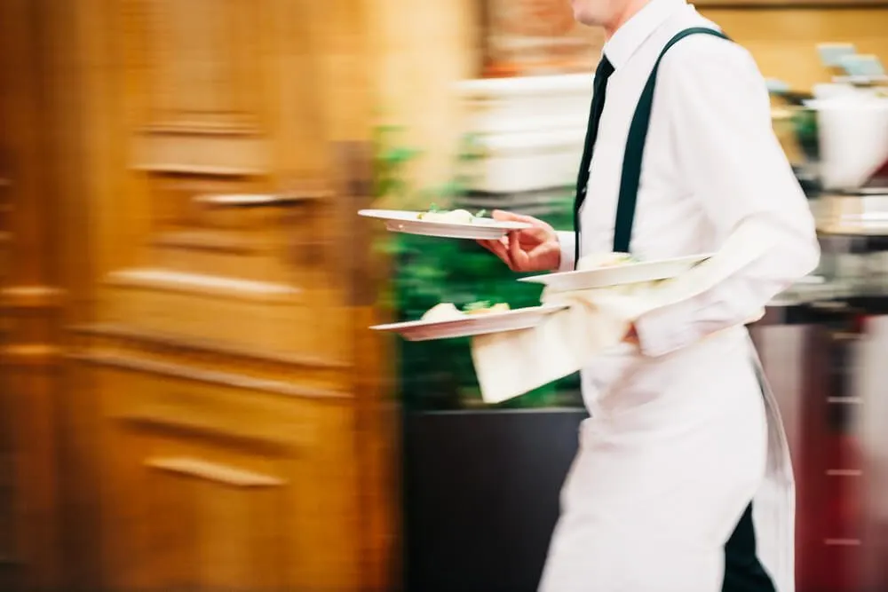 Contar com um bom e treinado time de funcionários é essencial para garantir o sucesso do seu novo restaurante.