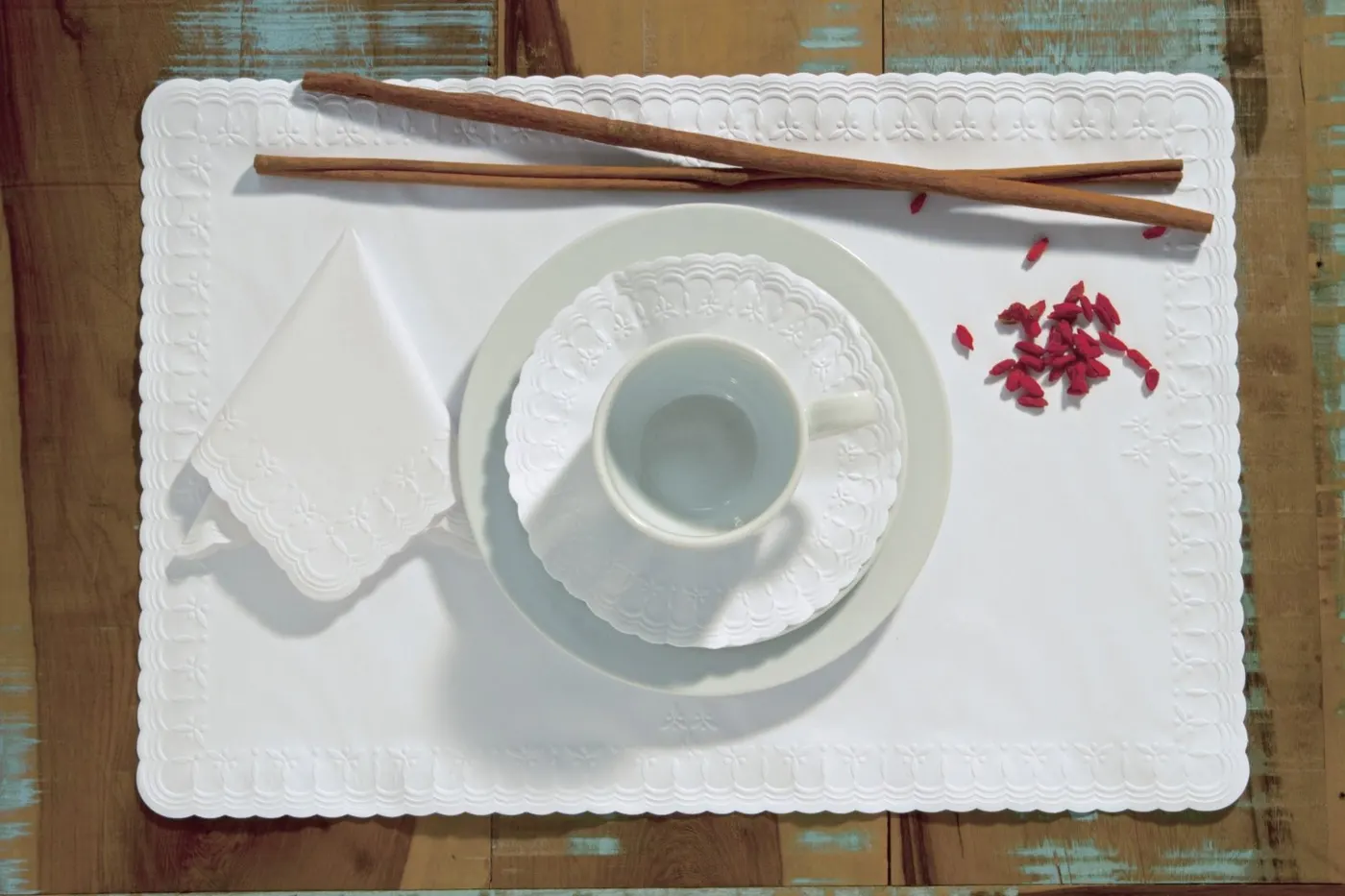 Guardanapos e jogo americano em papel. A Relevo possui uma linha completa para te ajudar na hora de montar sua mesa para o lanche da tarde inesquecível.