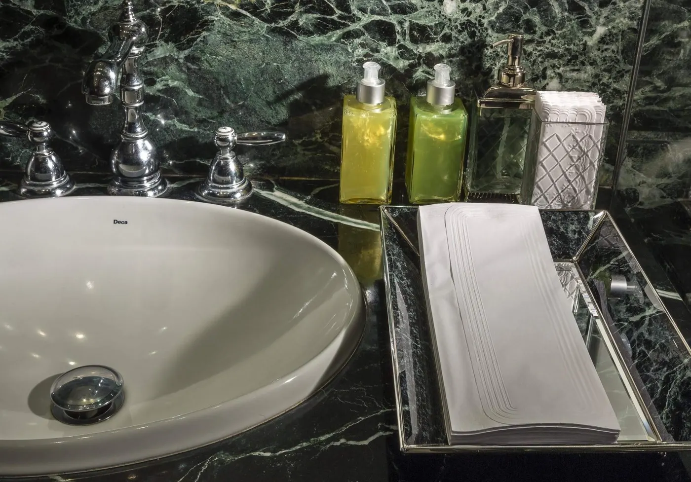 Um bom sabonete líquido e toalhas de papel para lavabo da Relevo é tudo o que seu banheiro precisa para ficar perfeito para a festa.