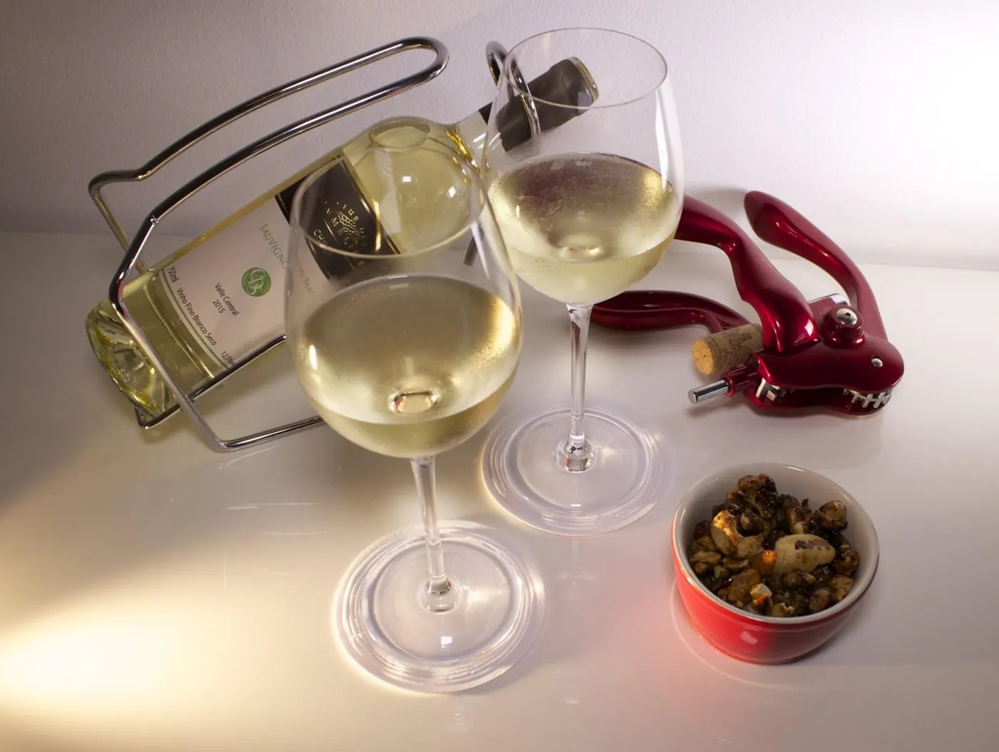 O vinho branco deve ser consumido sempre gelado, por isso a taça ideal é sempre menor que a do vinho tinto.