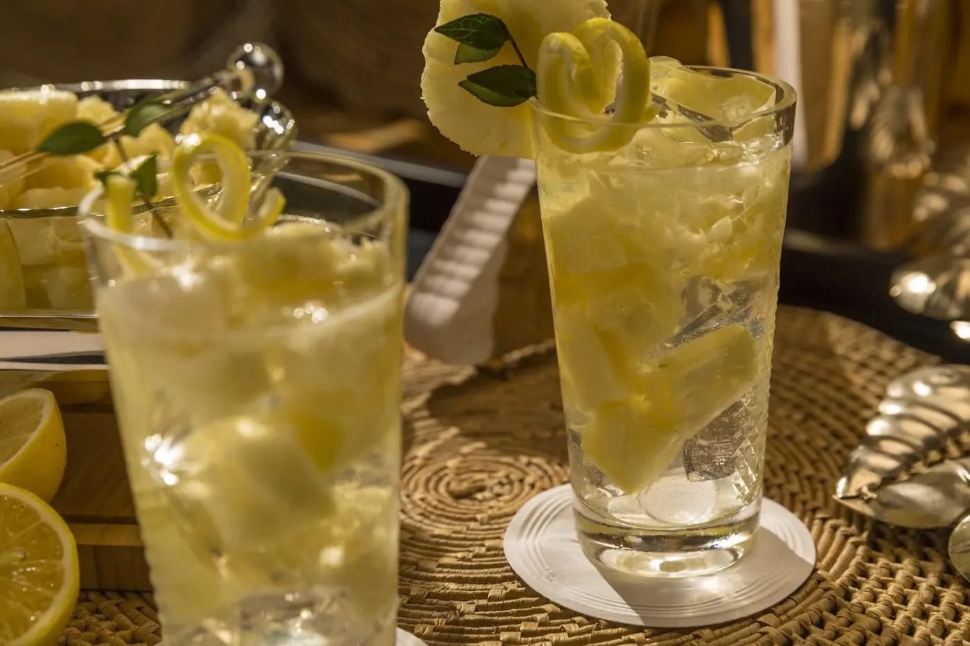 Os copos altos e estreitos são perfeitos para os coquetéis tropicais