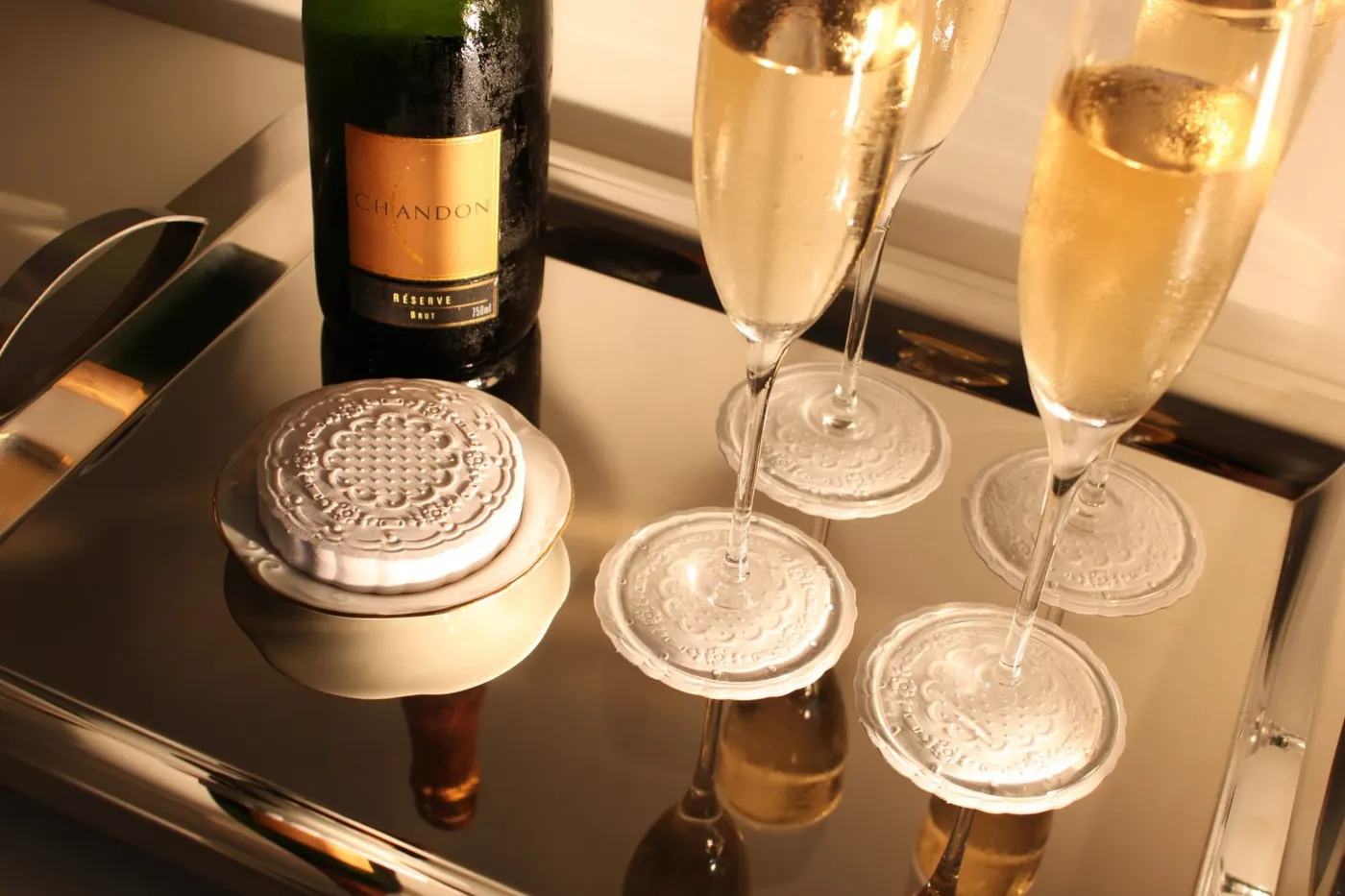 Utilizar descanso de copos e taças torna o serviço de bebidas mais sofisticado, seja na sua casa ou restaurante.