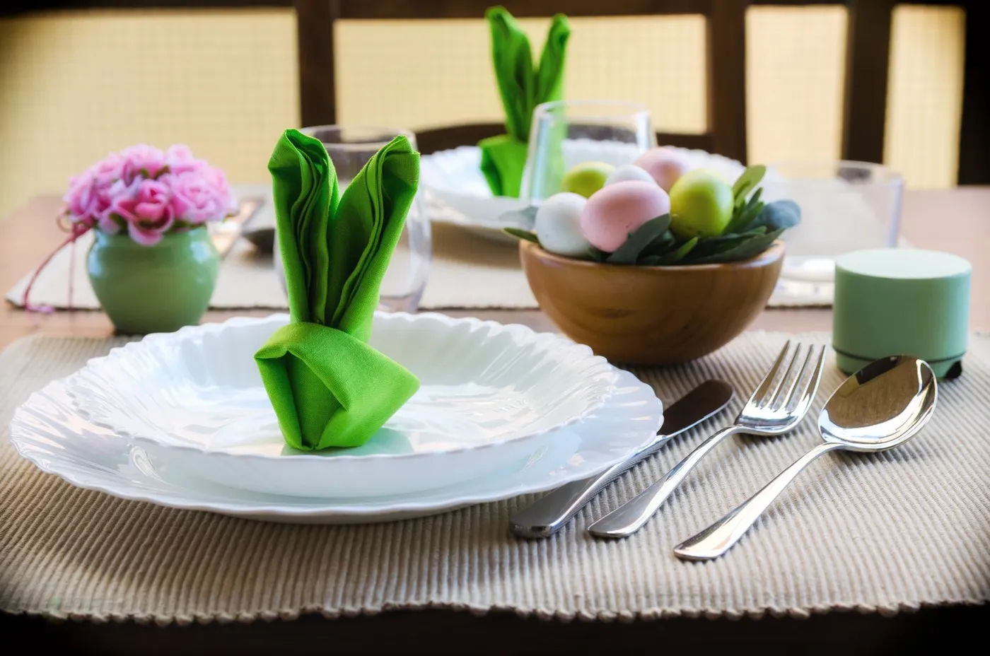 mesa decorada com detalhes verdes