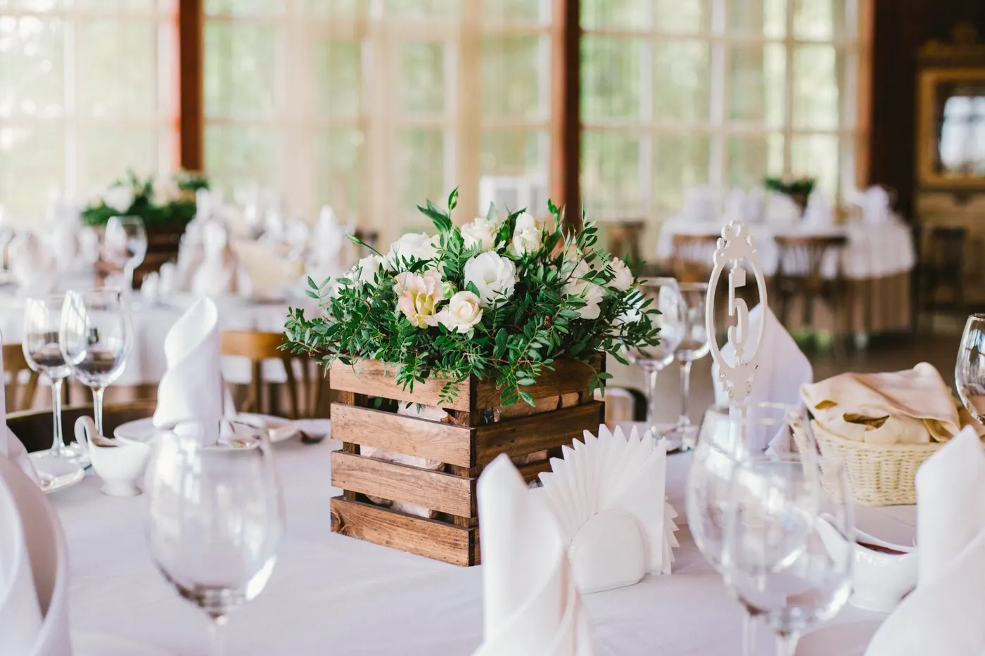 mesa decorada com guardanapos de papel