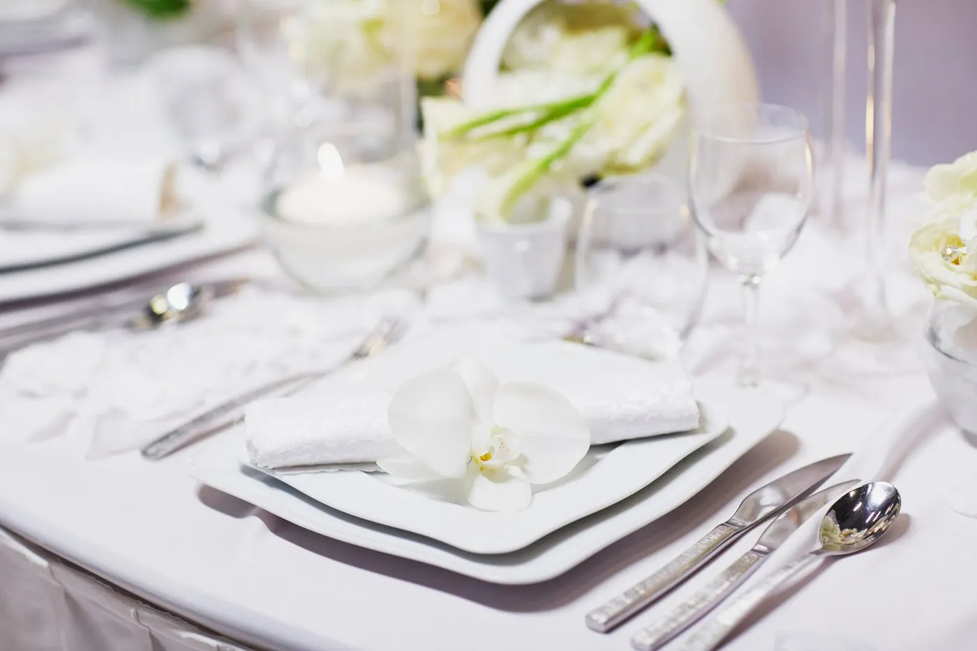 mesa decorada tema branco com flor