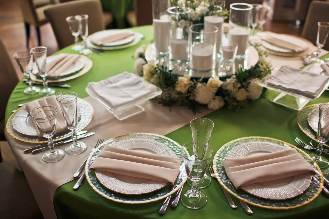 mesa posta com detalhes verdes