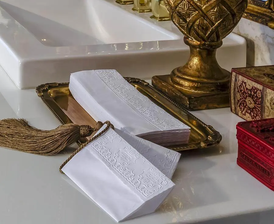 Decorar o lavabo é essencial para estender o tema da festa para todos os cômodos.