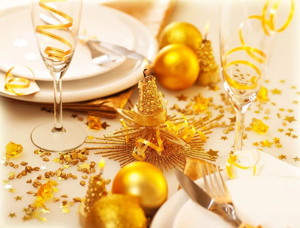 O dourado com branco é um esquema de cores tradicional para a decoração de Ano Novo.