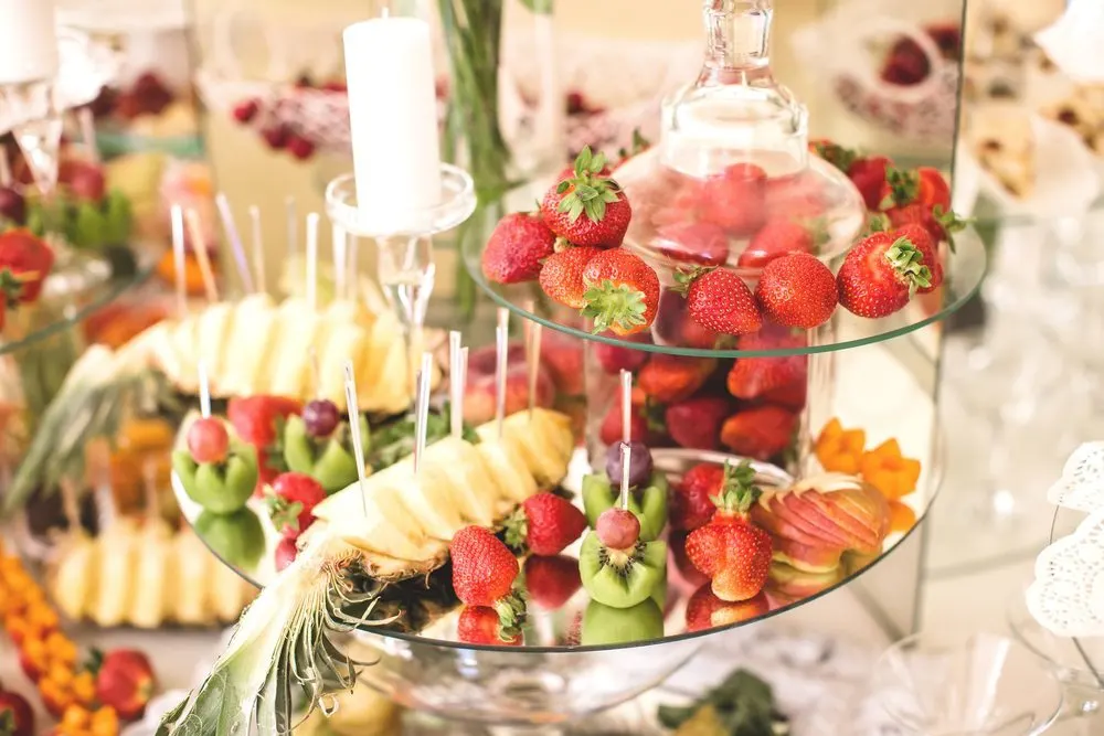 Uma linda mesa de frutas pode deixar a decoração de Ano Novo ainda mais bonita.