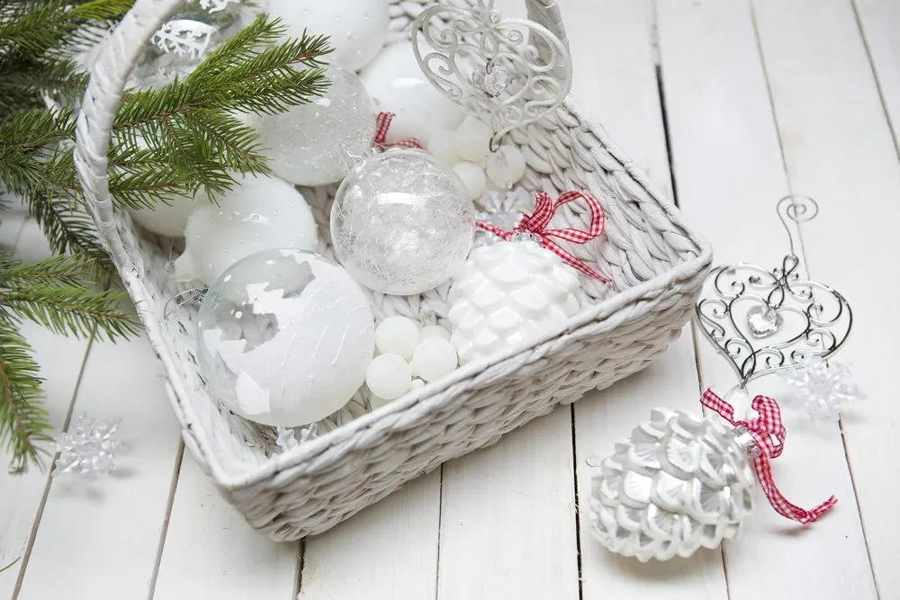 Usar elementos brancos e transparentes é uma rota tradicional para a decoração de Ano Novo