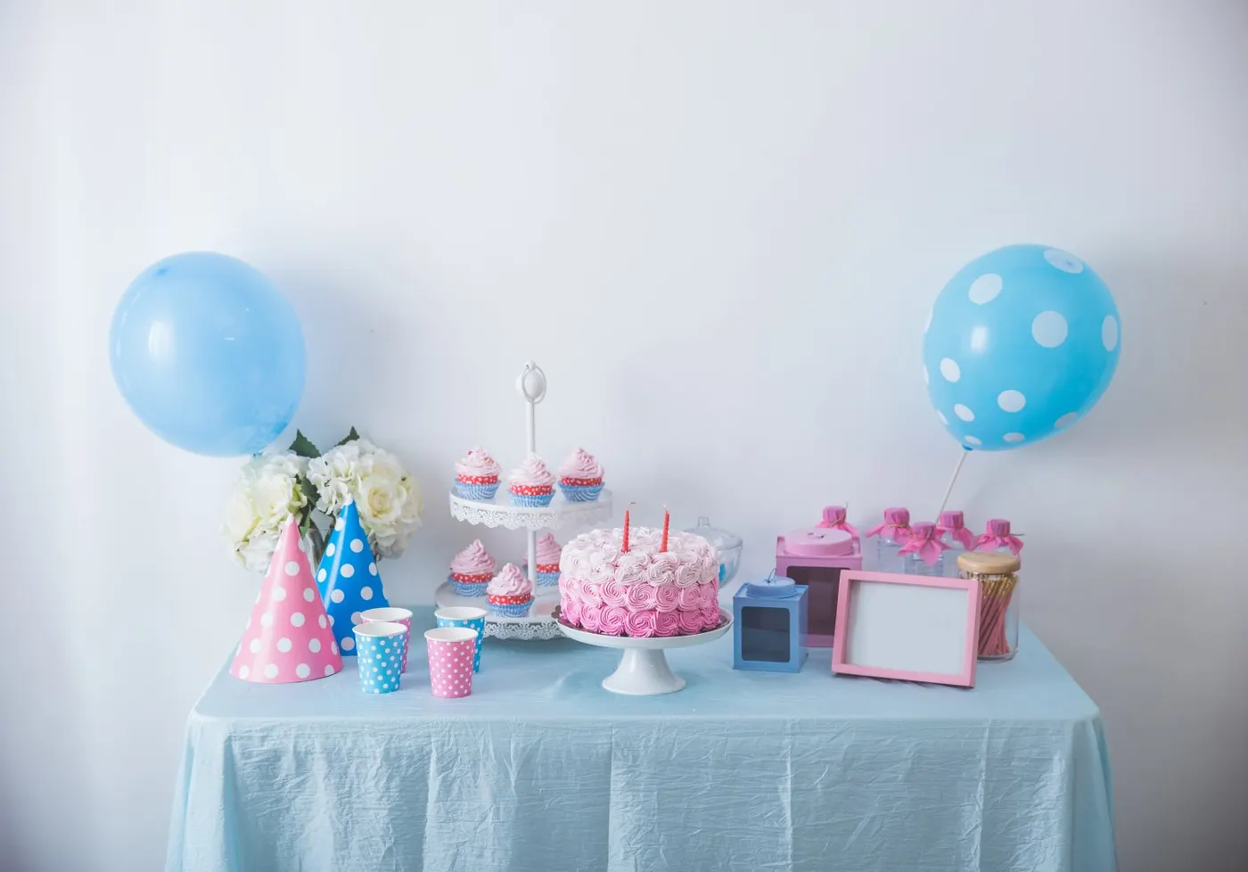 Use as cores da paleta escolhida a seu favor na hora de montar a decoração de mesa de aniversário.