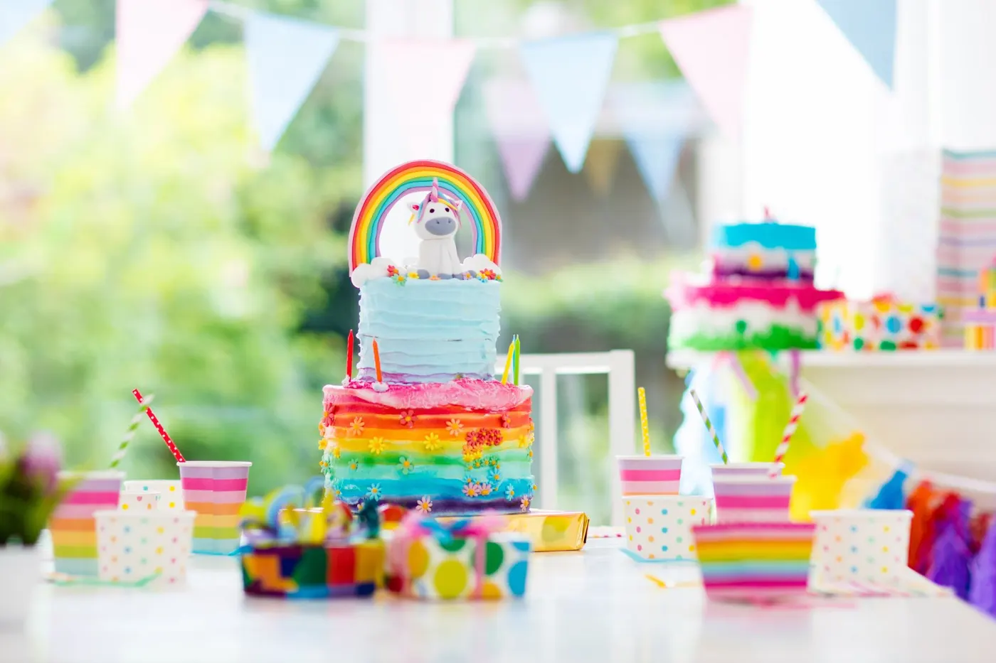 Os unicórnios são uma das tendências para decoração de mesa de aniversário para bebês.