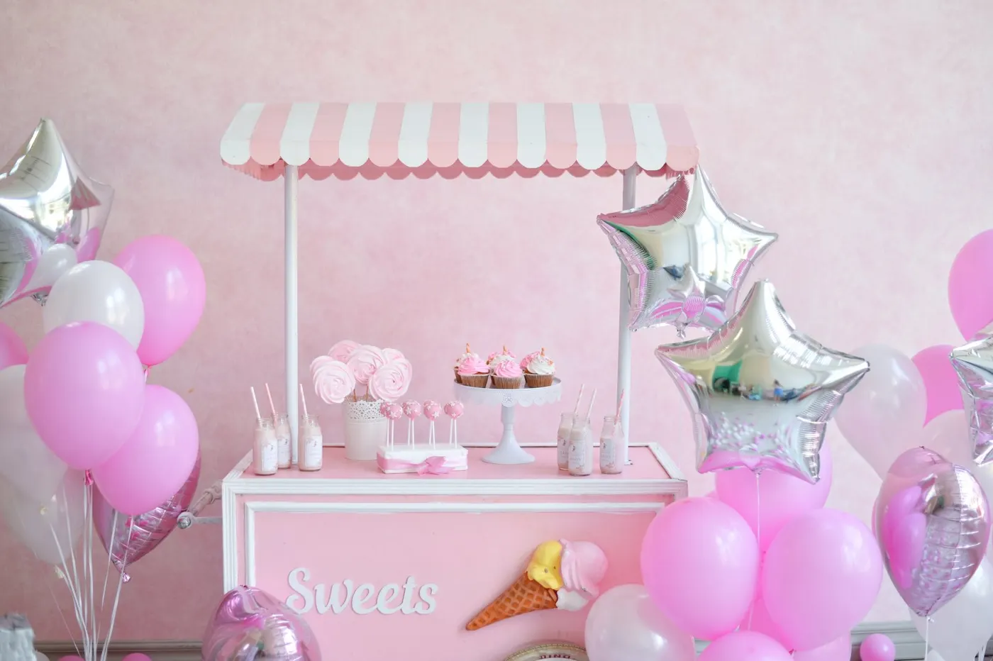 A simplicidade pode trazer muita elegância para a decoração de mesa de aniversário.