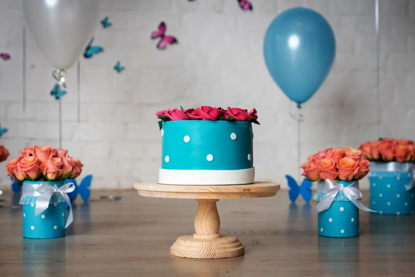 A decoração de fundo pode ser sutil desde que combine com o tema da festa.