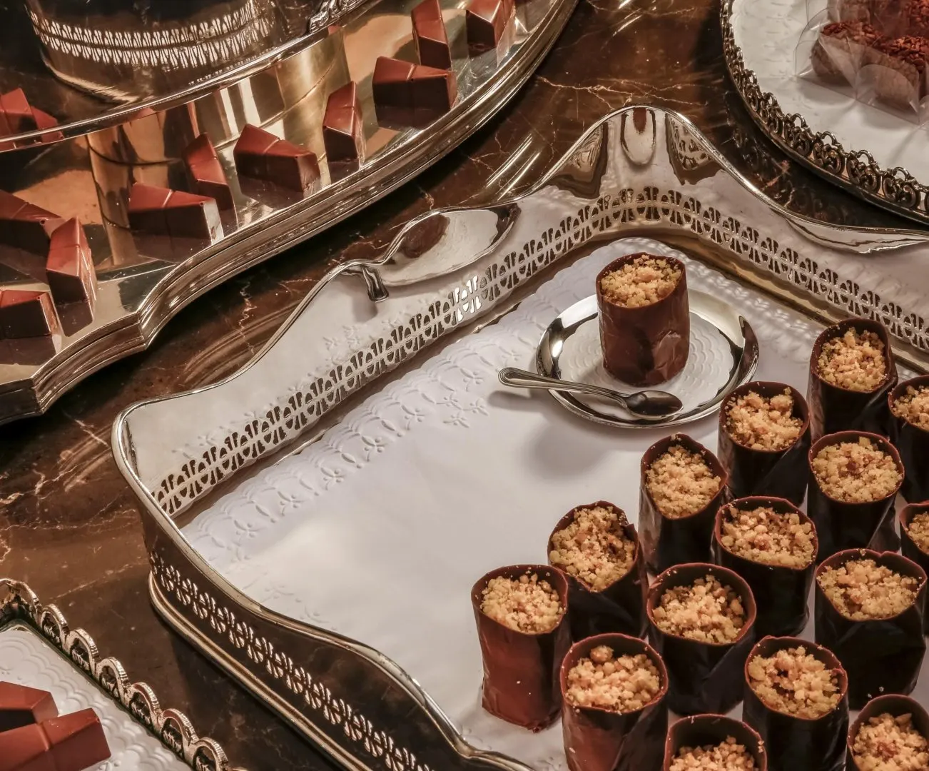 doces sobre toalha de papel para bendejas