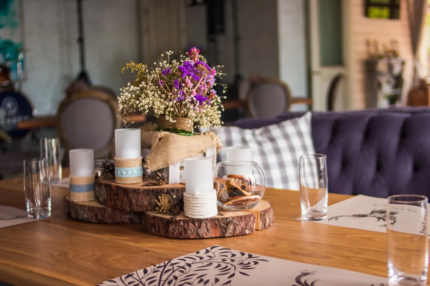 Velas com elementos naturais para uma decoração rústica