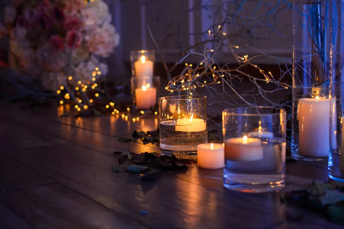 As velas flutuando em água são uma tendência moderna e sofisticada.