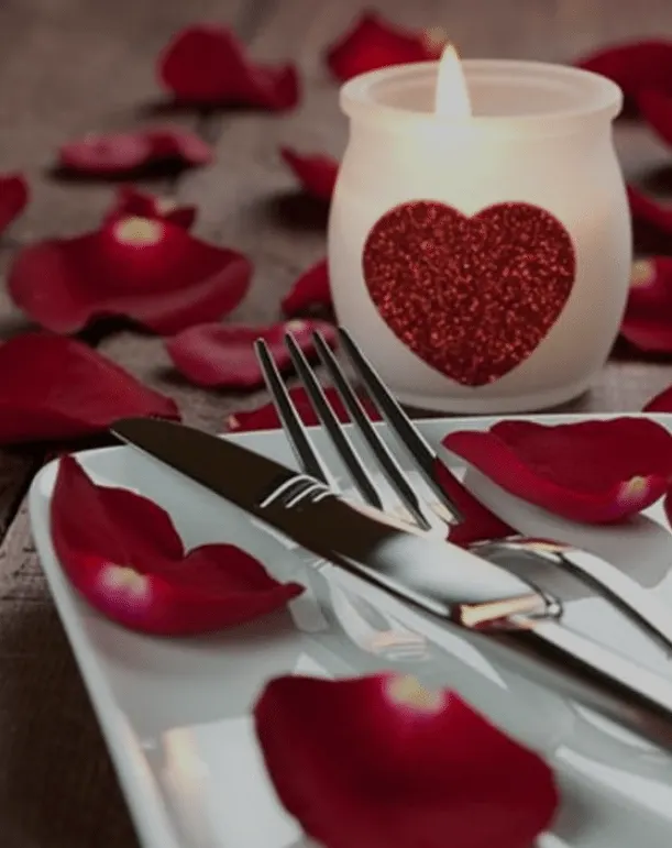 A decoração romântica deixa o restaurante mais atraente para seus clientes