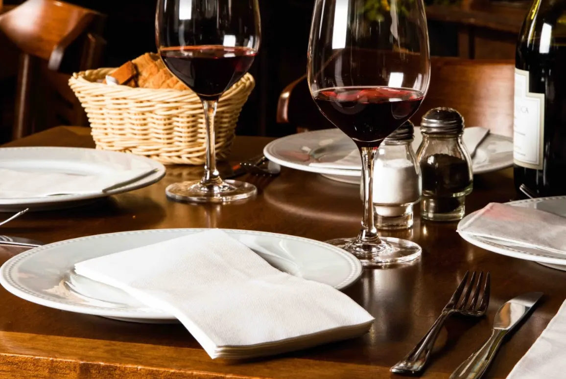 O vinho servido em belas taças, combina muito com jantar romântico e tudo isso não pode faltar!